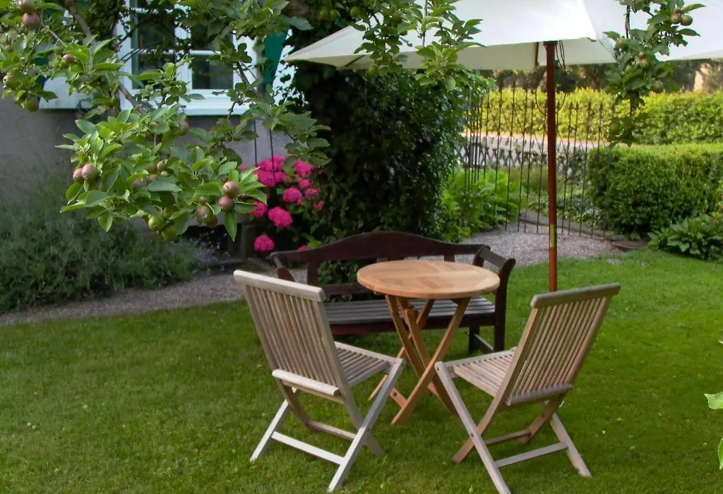 Altes Landhaus am Park (Bed&Breakfast)-1